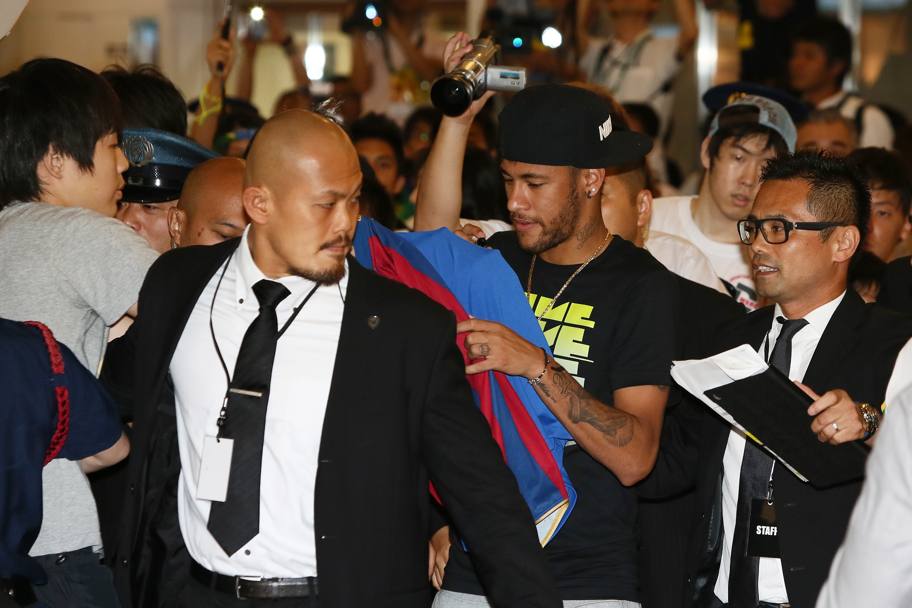 Neymar  stato accolto come una pop star all&#39;aeroporto Haneda di Tokyo. Il brasiliano  in Giappone per un evento pubblicitario. Getty Images